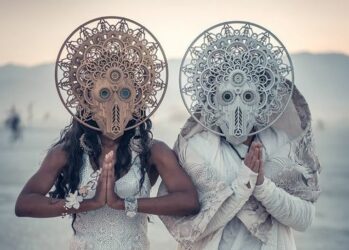 Свадьба в футуристическом стиле на фестивале Burning Man