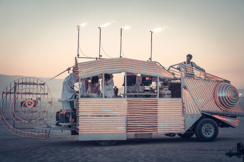 Фотография: Свадьба в футуристическом стиле на фестивале Burning Man №19 - BigPicture.ru