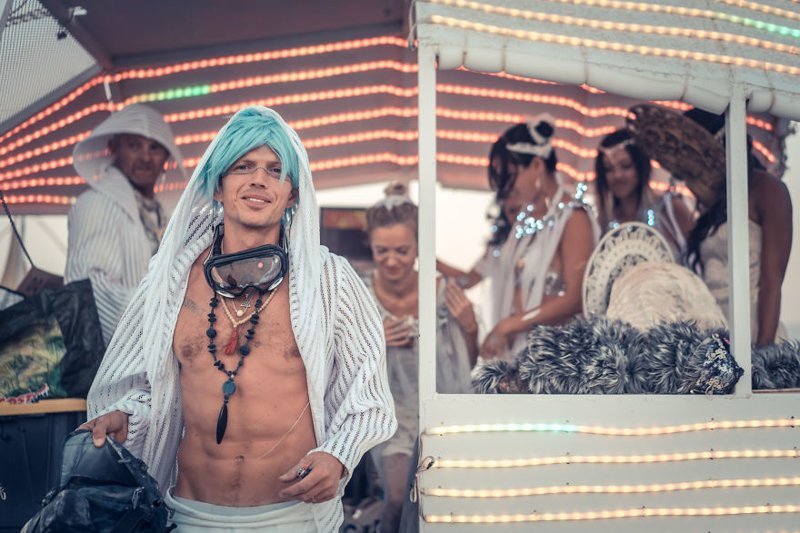 Фотография: Свадьба в футуристическом стиле на фестивале Burning Man №20 - BigPicture.ru