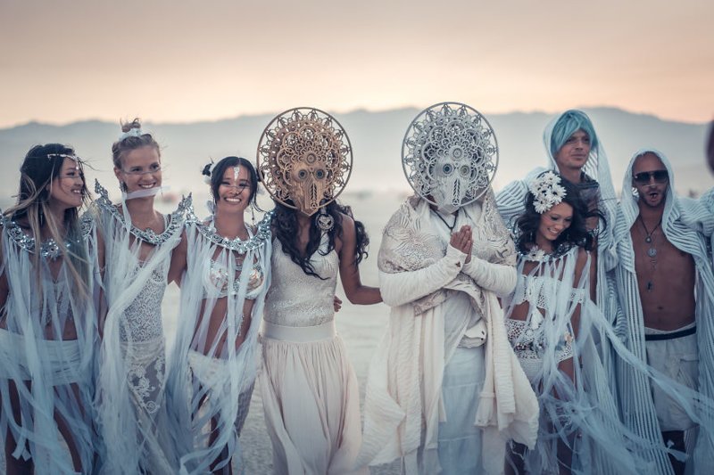 Фотография: Свадьба в футуристическом стиле на фестивале Burning Man №23 - BigPicture.ru