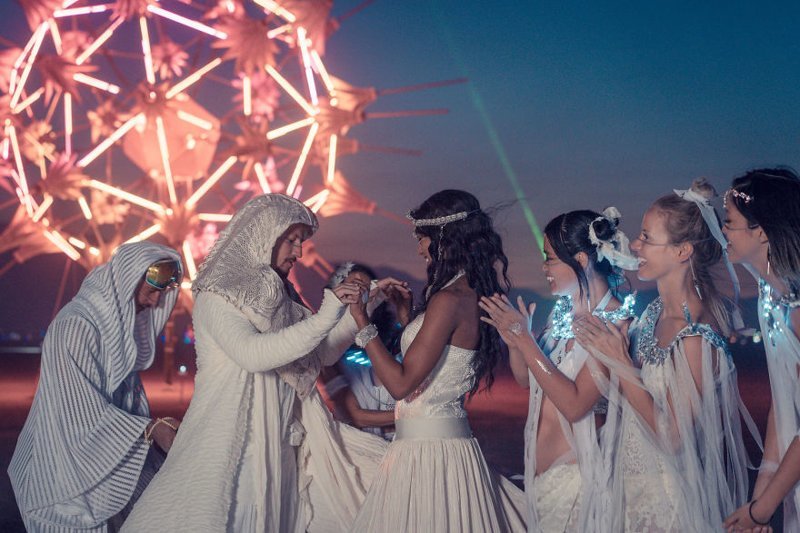 Фотография: Свадьба в футуристическом стиле на фестивале Burning Man №28 - BigPicture.ru