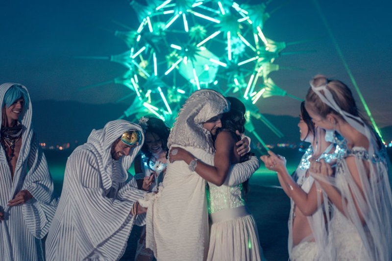 Фотография: Свадьба в футуристическом стиле на фестивале Burning Man №29 - BigPicture.ru