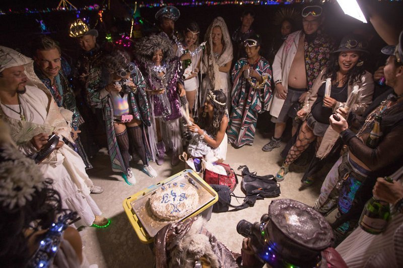 Фотография: Свадьба в футуристическом стиле на фестивале Burning Man №36 - BigPicture.ru