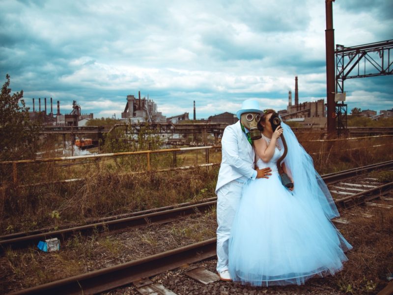 Фотография: Суровое торжество: пара из Челябинска устроила свадебный фотосет в противогазах №3 - BigPicture.ru