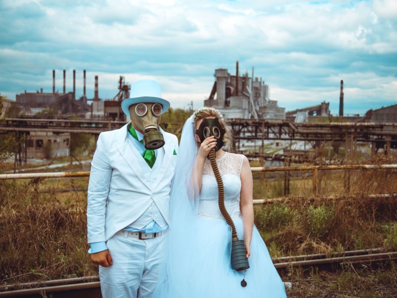Фотография: Суровое торжество: пара из Челябинска устроила свадебный фотосет в противогазах №1 - BigPicture.ru