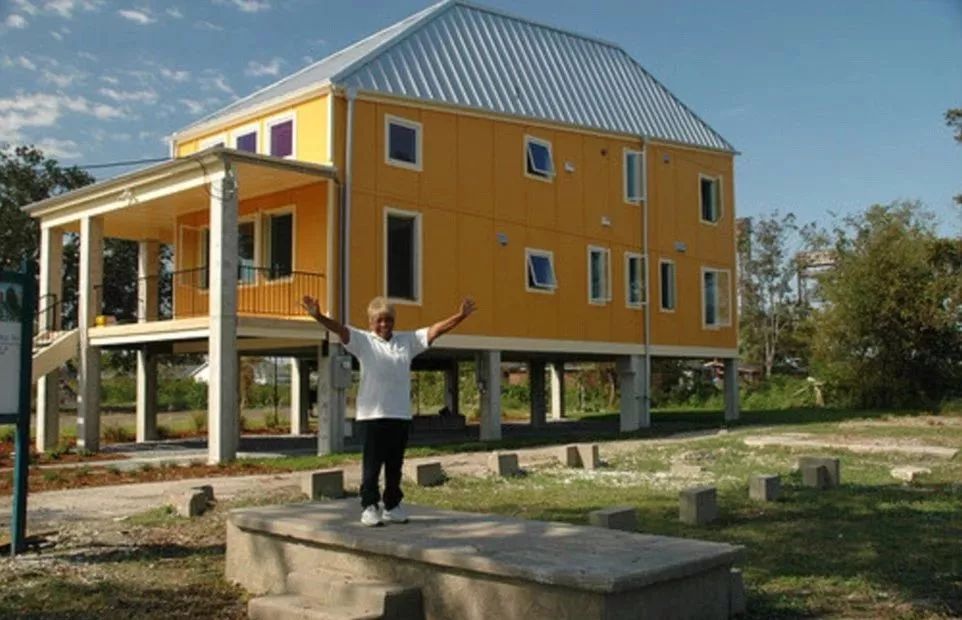 Фотография: Фонд Брэда Питта построил сто домов ради благотворительности, а теперь на актера подают в суд №4 - BigPicture.ru