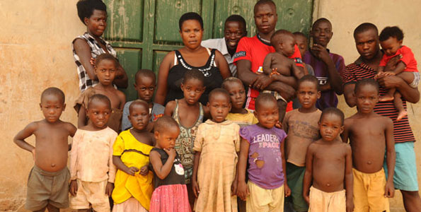 Гений плодовитости из Уганды: мать-одиночка сама растит своих 38 детей