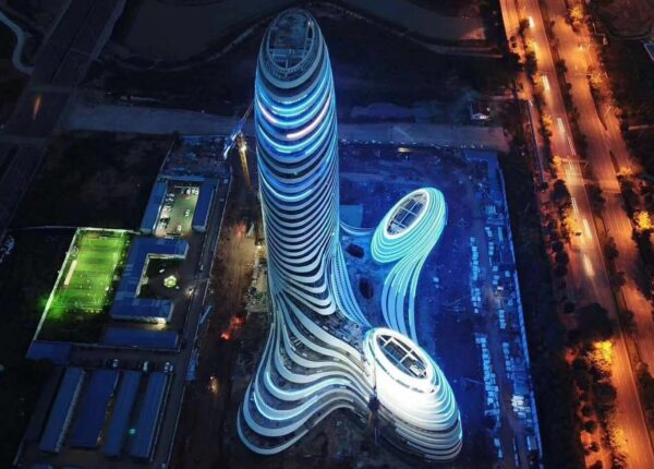 Китайский небоскреб в виде члена «эякулировал» в небо фейерверком