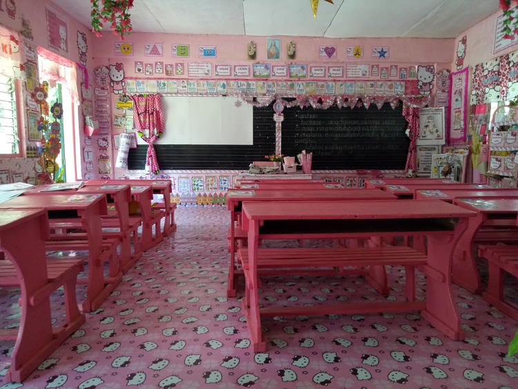Фотография: Как вам такое, Снежанна Денисовна?! Филиппинская учительница за свой счет превратила класс в розовый рай Hello Kitty №5 - BigPicture.ru
