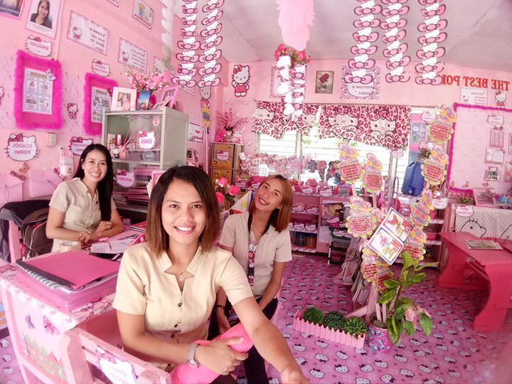 Фотография: Как вам такое, Снежанна Денисовна?! Филиппинская учительница за свой счет превратила класс в розовый рай Hello Kitty №4 - BigPicture.ru