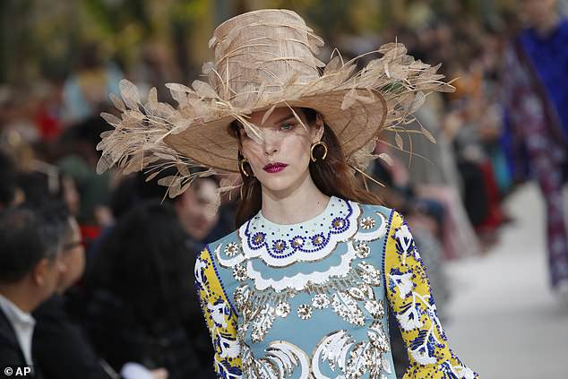 Фотография: А вам слабо надеть такую шляпу? В Париже состоялся претенциозный показ мод №3 - BigPicture.ru