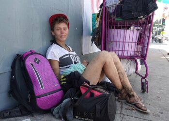 Не моется, чтобы не насиловали: модель, ставшая бомжихой, отказалась от помощи и вернулась на улицы