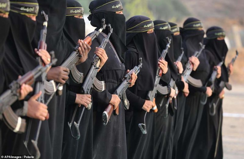 Фотография: Не стоит недооценивать женщин в парандже, или как палестинки обращаются с оружием №8 - BigPicture.ru