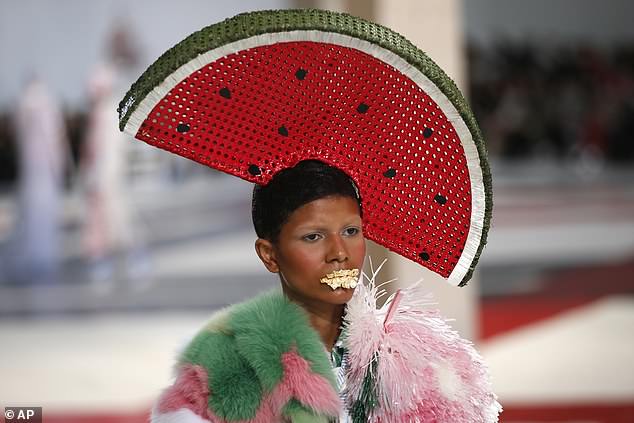 Фотография: А вам слабо надеть такую шляпу? В Париже состоялся претенциозный показ мод №4 - BigPicture.ru