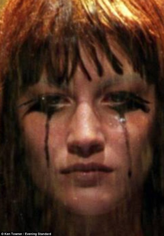 Фотография: Топ-модель Жизель Бюндхен рассказала, как плакала 20 лет назад, когда ее заставили пройти по подиуму голой №7 - BigPicture.ru