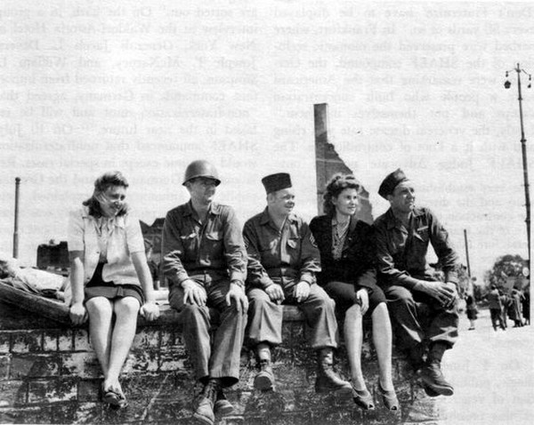 На оригинальной фотографии изображены американские солдаты времен оккупации Германии, вместе с девушками.