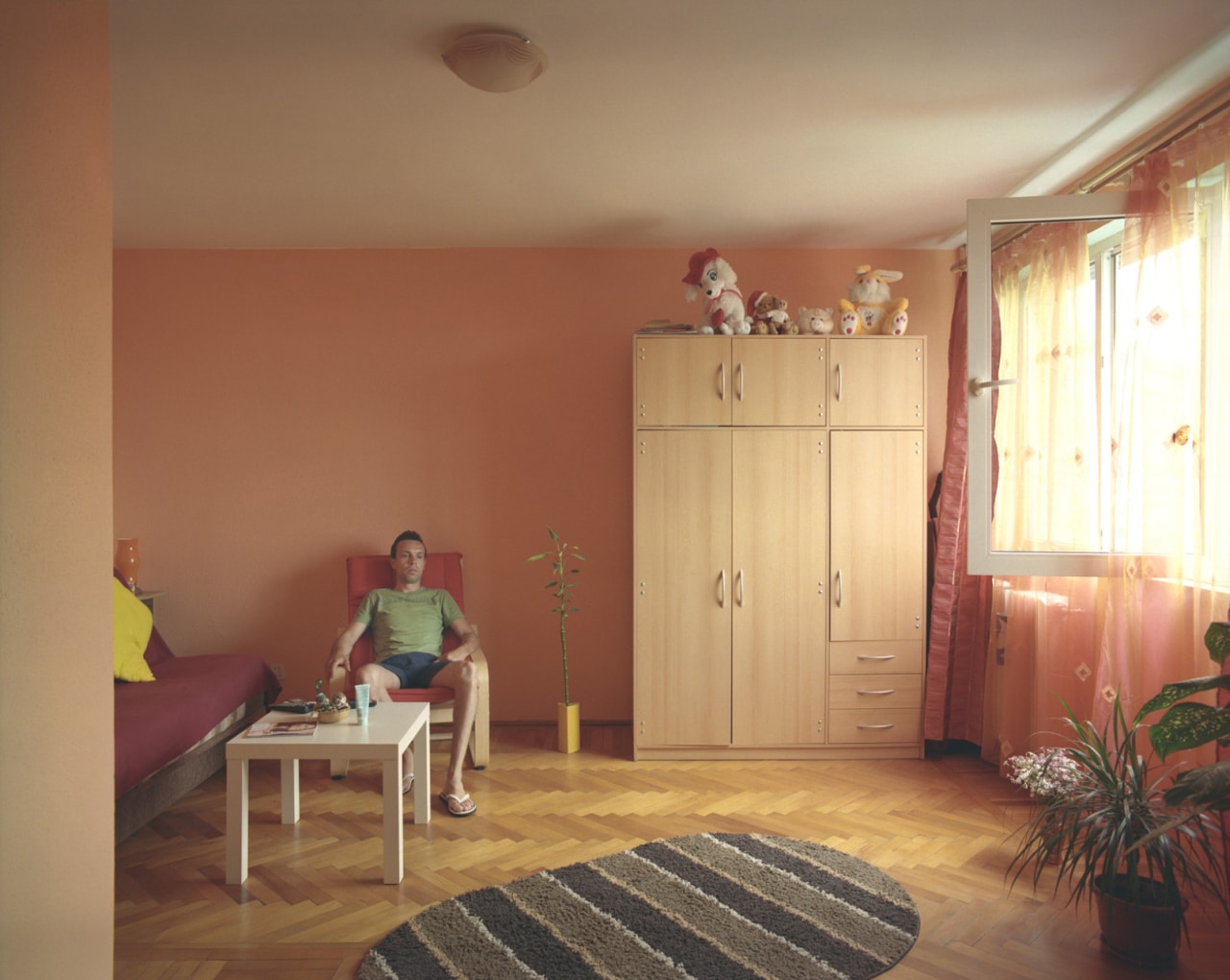Фотография: Румынский фотограф показал, как одинаковые по планировке квартиры выглядят у 10 разных хозяев №4 - BigPicture.ru