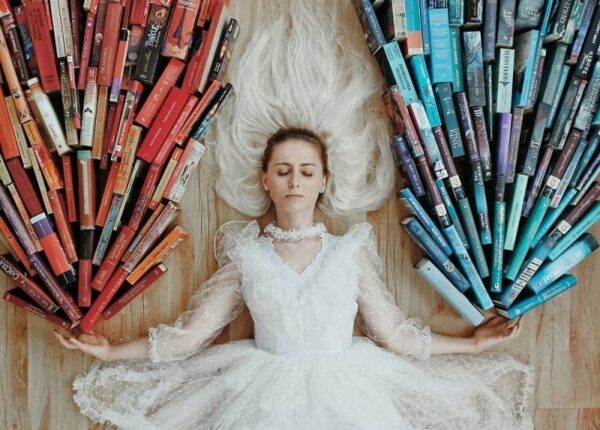Книги, как искусство: девушка выкладывает из своей библиотеки красочные инсталляции