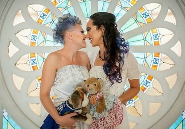 В США невестам-лесбиянкам на свадьбе подожгли платья