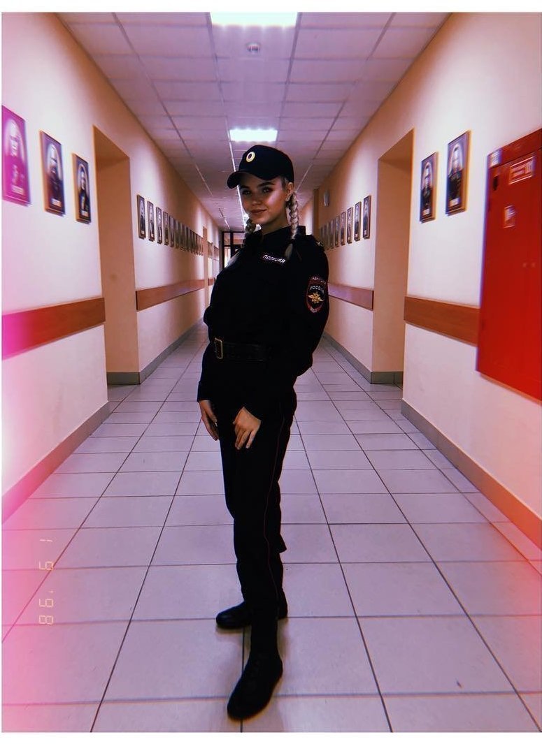 Красивая девушка в полицейской форме
