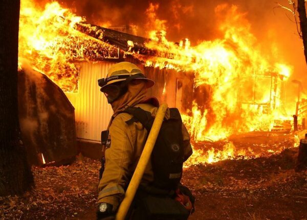 Лесные пожары в Калифорнии: город Парадайс сгорел, Малибу эвакуируют