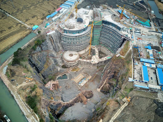 Фотография: В Китае откроется роскошный 18-этажный cпа-отель в заброшенном карьере №5 - BigPicture.ru