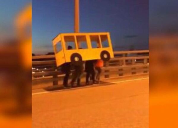 Обошли закон по-русски: во Владивостоке парни притворились автобусом на закрытом для пешеходов мосту