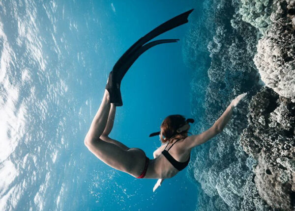 «Большой и синий океан» — Фотограф-фридайвер показал удивительную серию подводных кадров