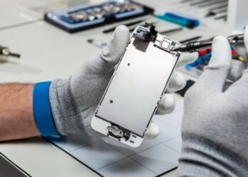 Не спешите «спасать» телефон: как сервисные центры обманывают клиентов
