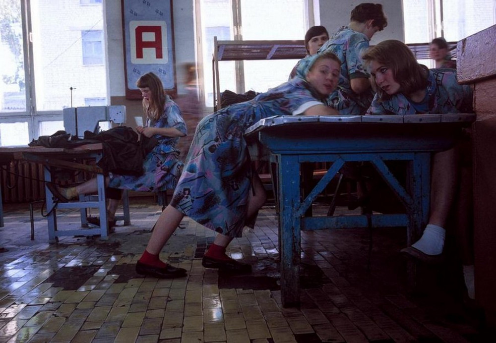 Фотография: Отчаянные девяностые в объективе французского фотографа Лиз Сарфати №21 - BigPicture.ru