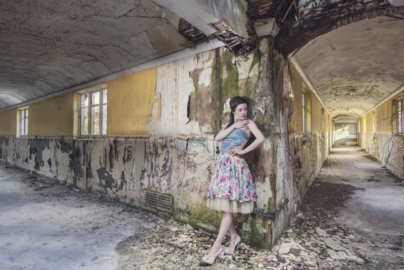 Фотография: Парень фотографирует свою девушку в заброшенных местах по всей Европе №2 - BigPicture.ru