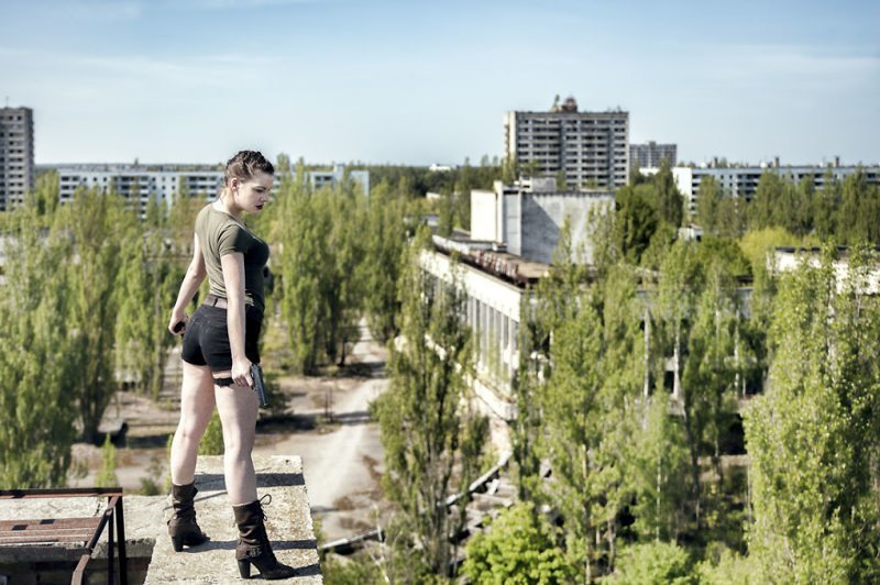 Фотография: Парень фотографирует свою девушку в заброшенных местах по всей Европе №9 - BigPicture.ru