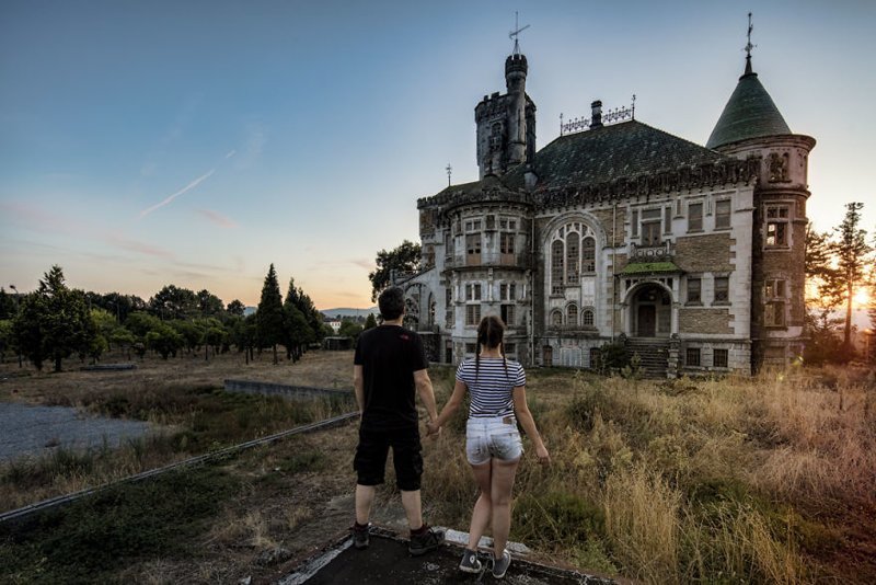 Фотография: Парень фотографирует свою девушку в заброшенных местах по всей Европе №18 - BigPicture.ru