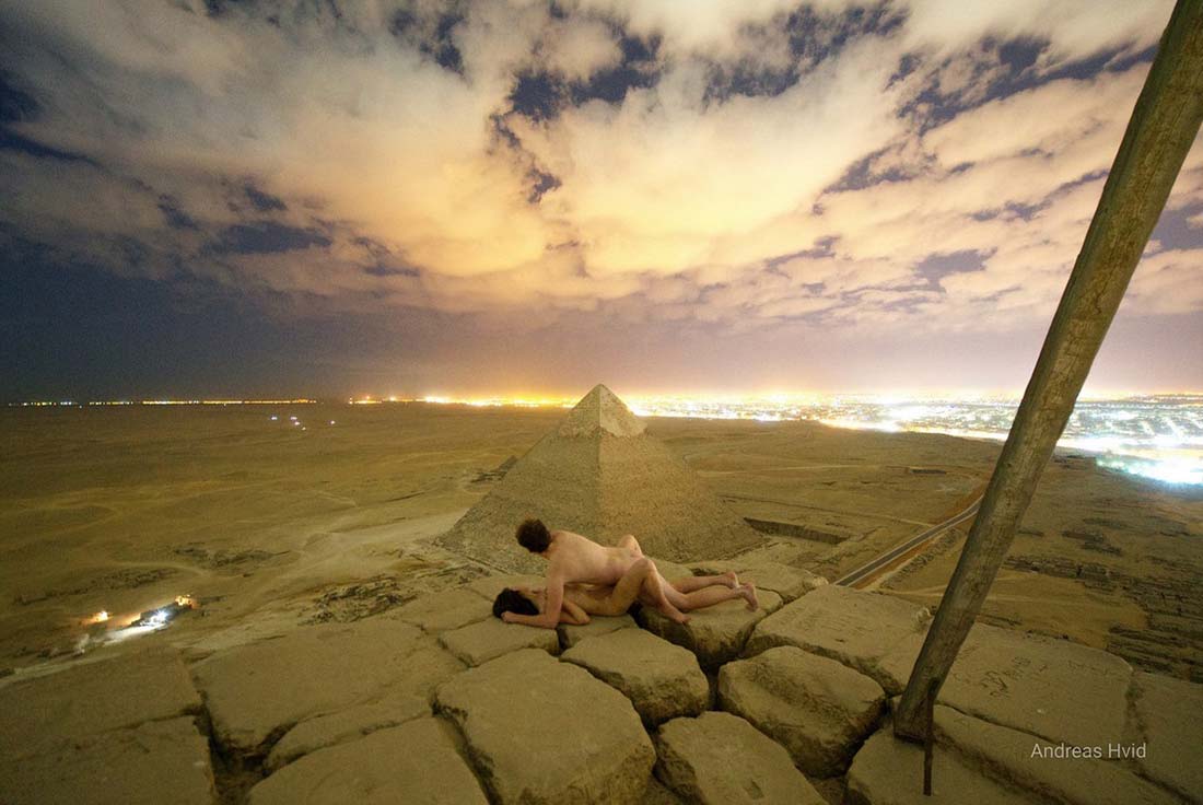 Скандальный снимок Хвида и его девушки на пирамиде Хеопса в Гизе. За этот кадр фотографа разыскивает египетская полиция
