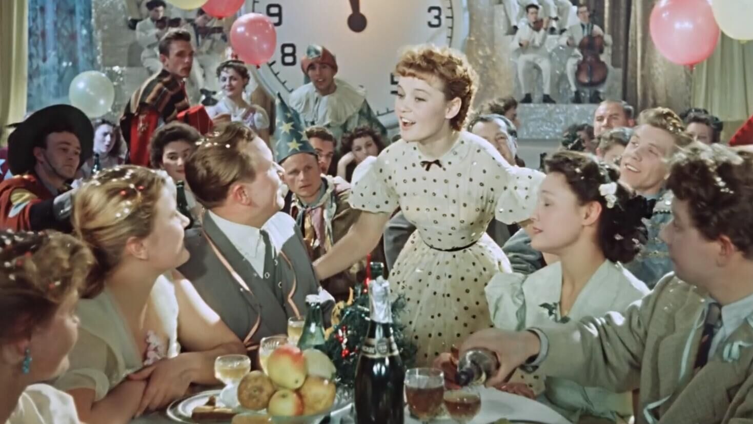 Кадр из новогоднего фильма Карнавальная ночь с Людмилой Гурченко