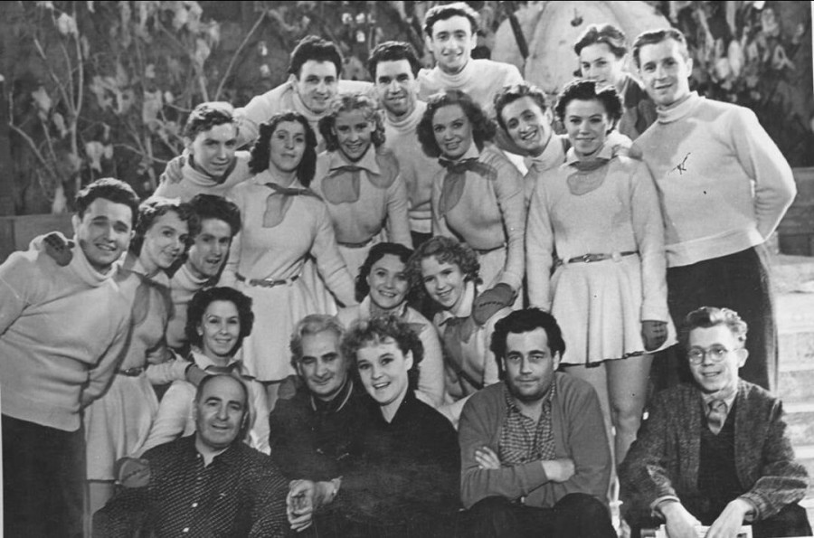 Редкое групповое фото актёров и съемочной группы Карнавальной ночи