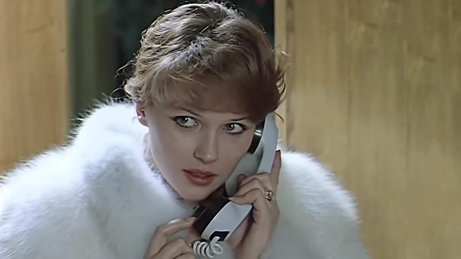 Кадр с Александрой Яковлевой в роли чародейки Алёны из фильма