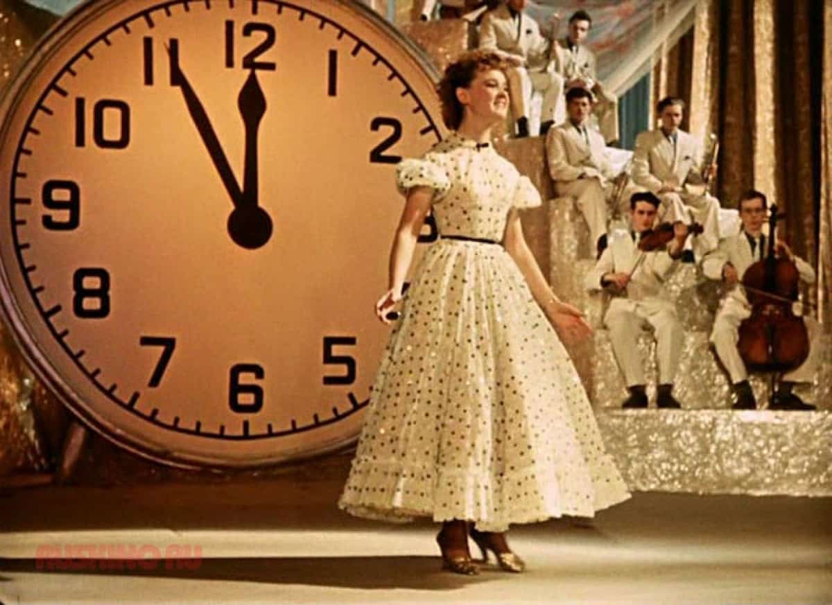 Людмила Гурченко исполняет знаменитую Песню о пяти минутах