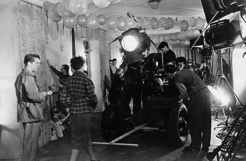 Съемочная группа фильма Карнавальная ночь работает в интерьерах театра