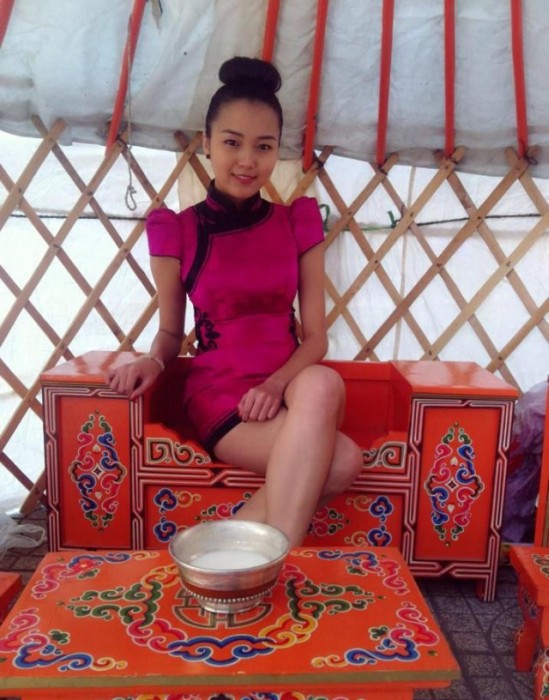 Симпатичная русская девственница Нара Монголка светит своей вишенкой