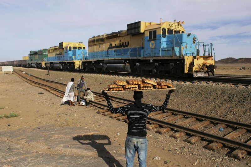 Через Сахару к океану в товарняке: экстремальная поездка в самом длинном в мире поезде