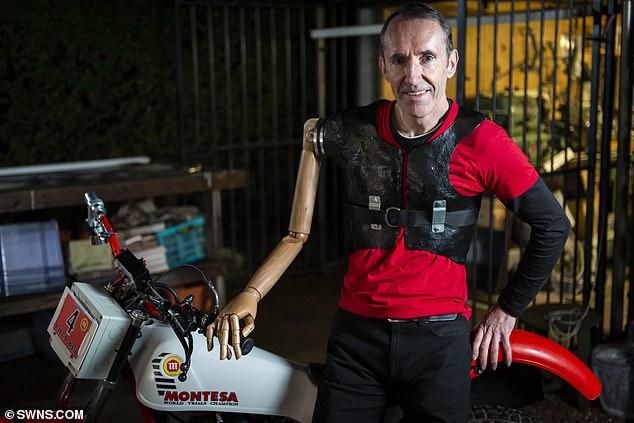 Фотография: Байкер с деревянной рукой от манекена заново учится водить мотоцикл №5 - BigPicture.ru