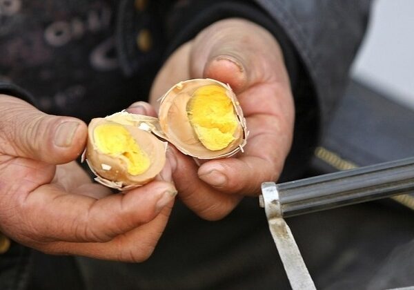 Китайцы научились подделывать куриные яйца: рецепт внутри