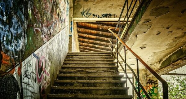 Сюрреалистичный мир российских подъездов