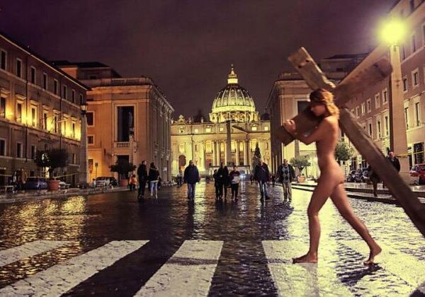 Модель Playboy разделась для фотосессии на главной площади Ватикана