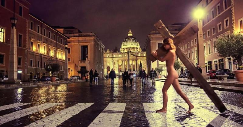 Фотография: Модель Playboy разделась для фотосессии на главной площади Ватикана №1 - BigPicture.ru