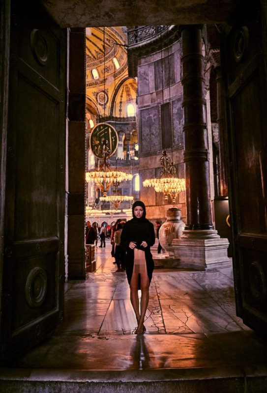 Фотография: Модель Playboy разделась для фотосессии на главной площади Ватикана №5 - BigPicture.ru