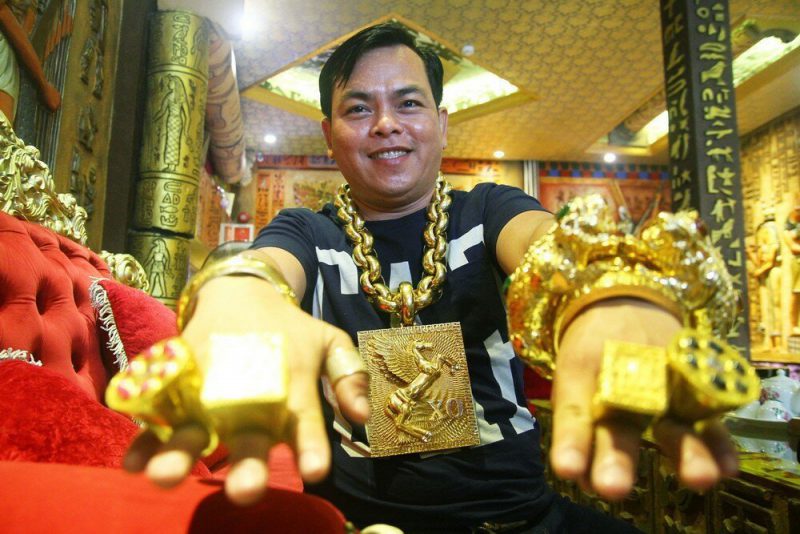 Фотография: Золото, а не человек: вьетнамский бизнесмен носит на себе 13 кг украшений №2 - BigPicture.ru