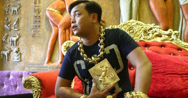 Фотография: Золото, а не человек: вьетнамский бизнесмен носит на себе 13 кг украшений №1 - BigPicture.ru