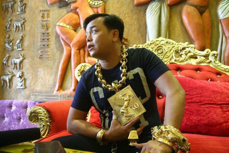 Фотография: Золото, а не человек: вьетнамский бизнесмен носит на себе 13 кг украшений №3 - BigPicture.ru